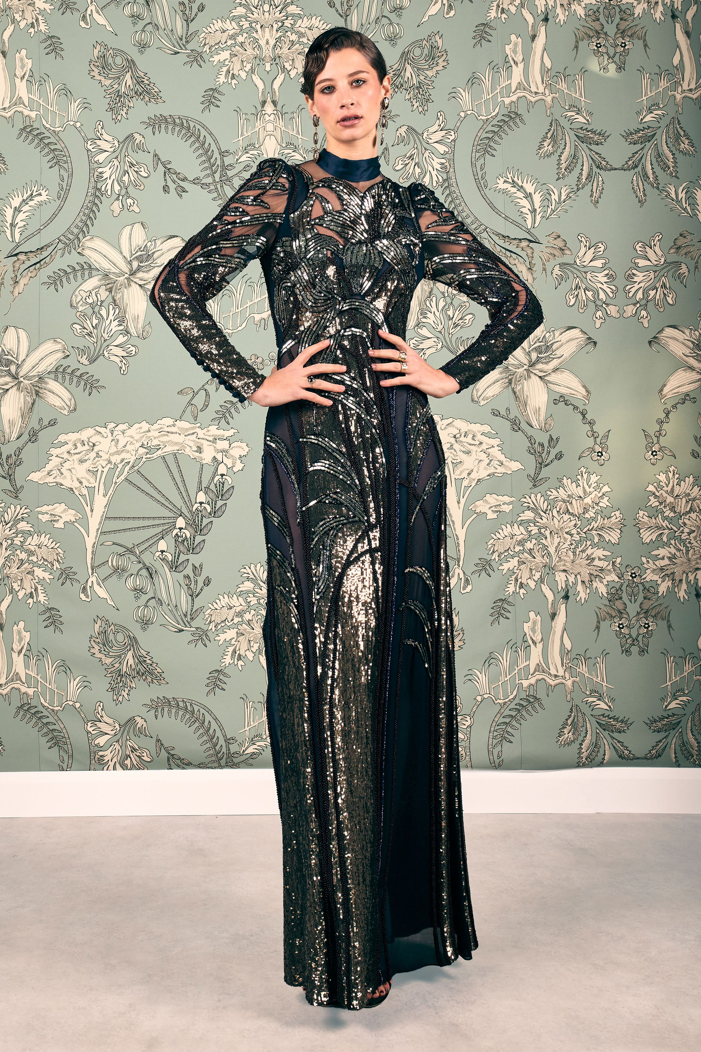 Temperley London以复古壁纸式花卉与金属刺绣强化英伦贵族浪漫，深绿与香槟色构建典雅夜礼服叙事-顽石频道趋势研究